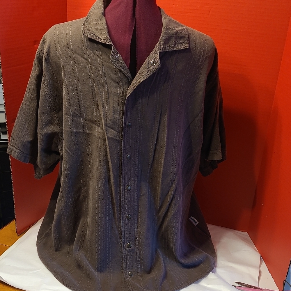 Vintage 90's Canadian Made EZZE WEAR 100% COTTON SNAP DOWN SHIRT.